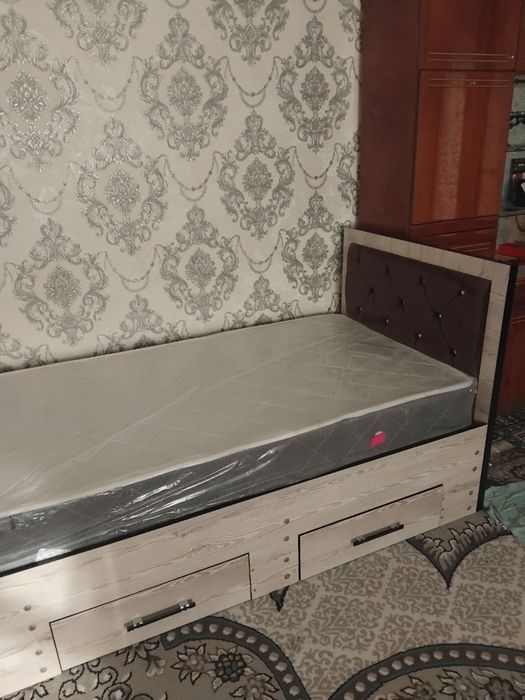 Divan.   sotiladi     2 ta     yangi      matraslari    bilan   birga