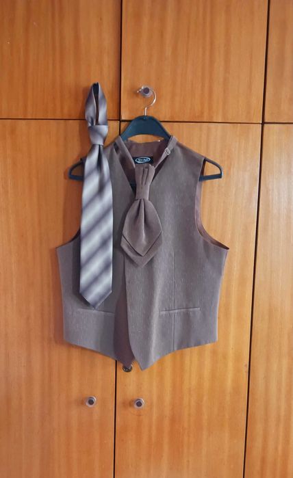 Елегантен мъжки костюм бежова гама на тънко райе