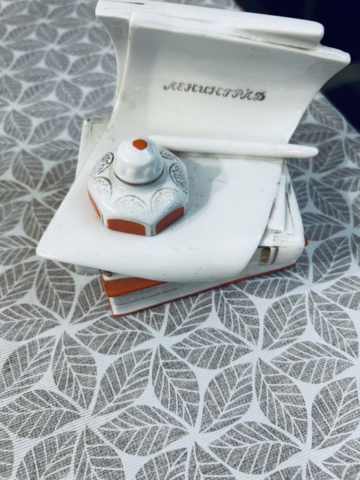 Продаю  винтажную фарфоровую статуэтку чернильницу