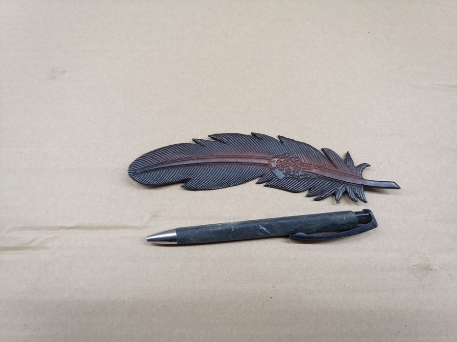 Продавам два вида кожени разделители за книги