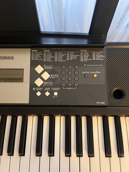 Pianină/Claviatură Yamaha – stare impecabilă, ca nouă + suport inclus