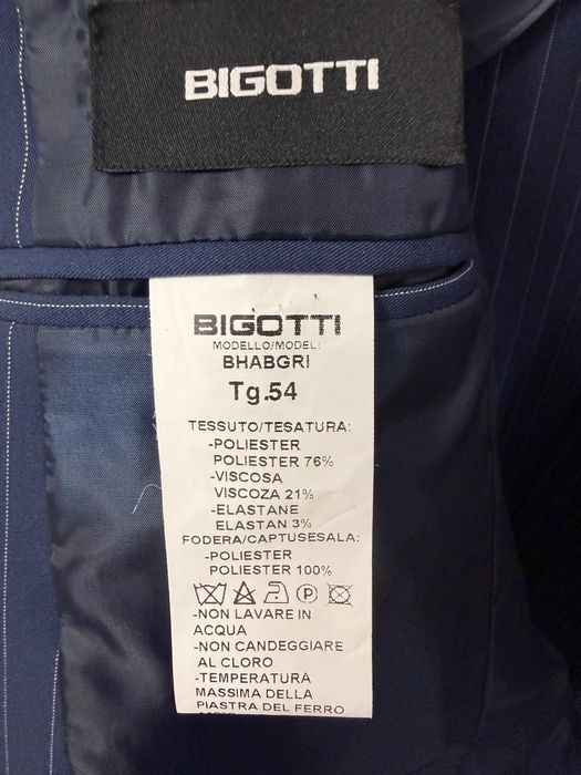 Costum bărbătesc Bigotti, elegant, culoare albastru închis cu dungi albe fine.