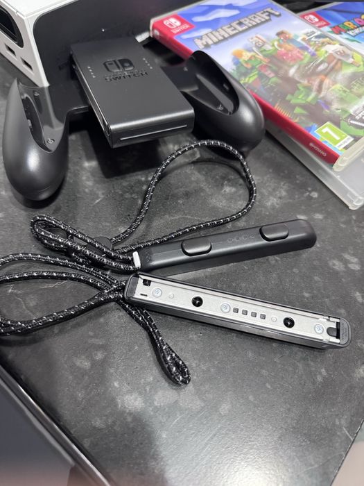 Nintendo Switch Oled + husa şi 3 jocuri incluse aproape nou