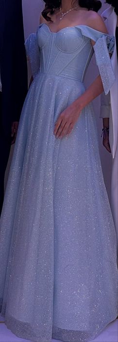 Платье нарядное голубое