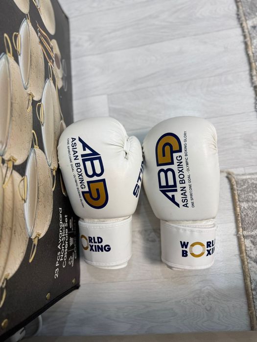 Перчатка World Boxing