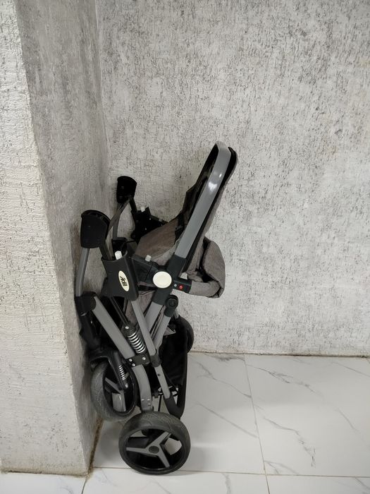 Продам десяткую коляску универсальная