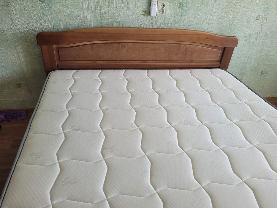 Продам диван дерево