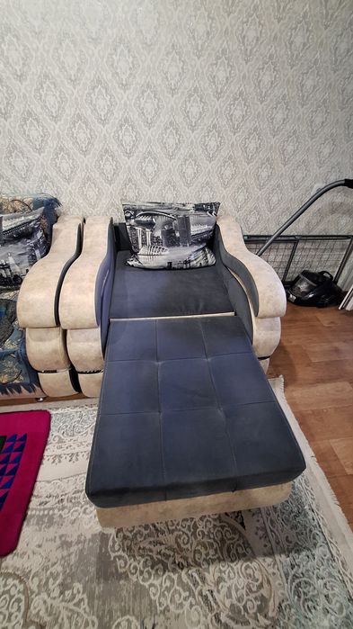 Диван с креслом.