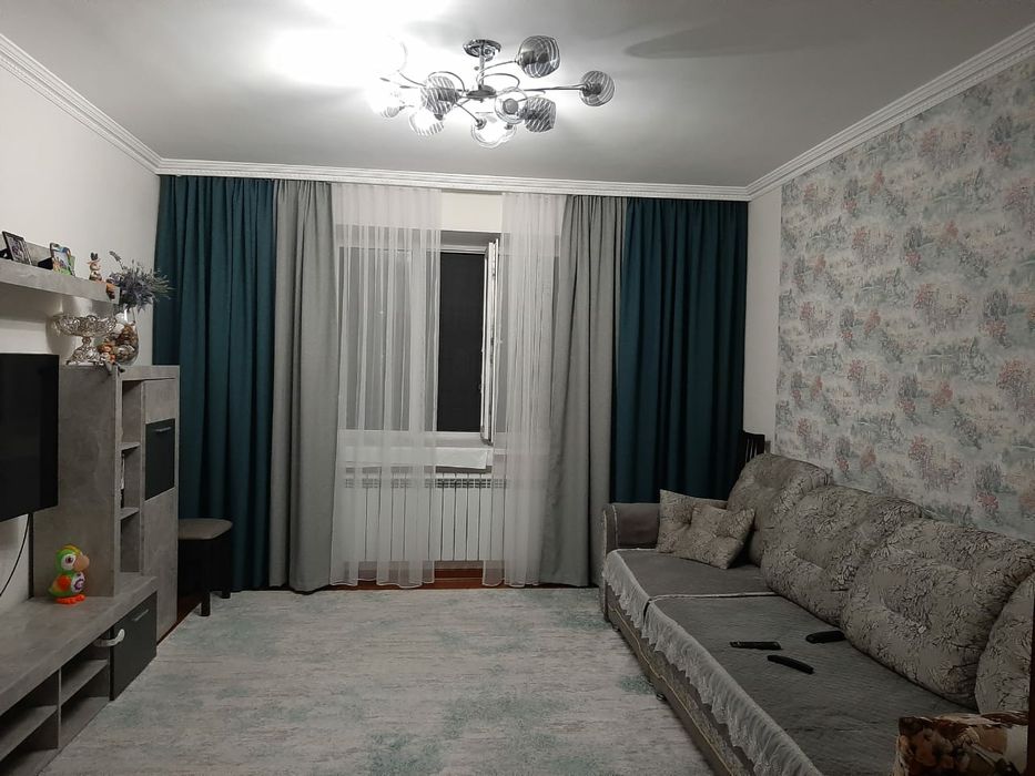 Клею обои. Галтели.