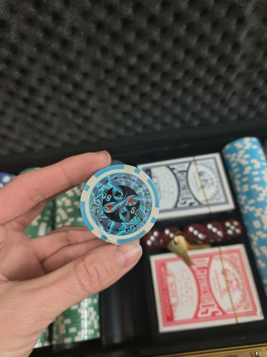 Покер комплект в алуминиево куфарче. Наличен и в черно