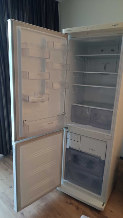 хладилник с фризер Samsung