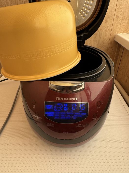 Мультиварка в рабочем состояние