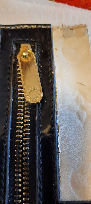 Suruburi ,fermoar și embleme LOUYS VUITTON.