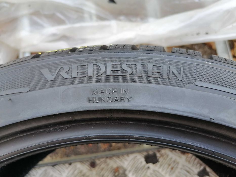 4 бр. Vredestein 235/40R18 DOT 3325. Като нови.