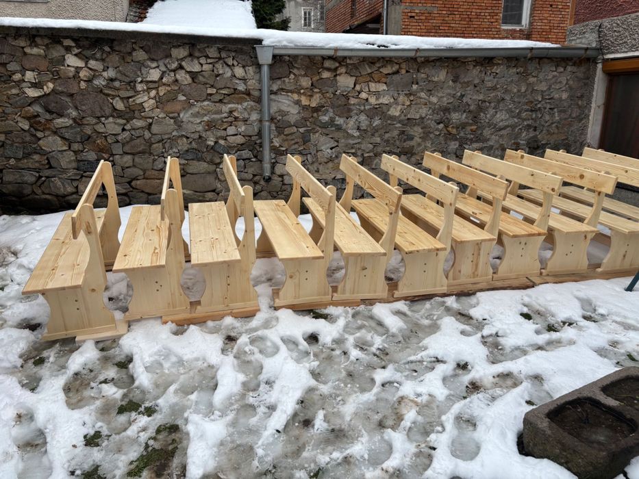 Дървени маси и пейки