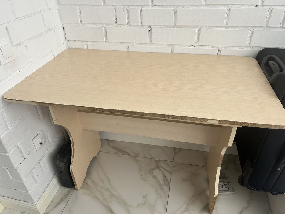 Стол кухонный или учебный