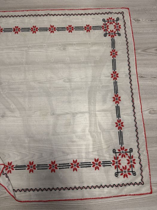 Față de masă cusută manual