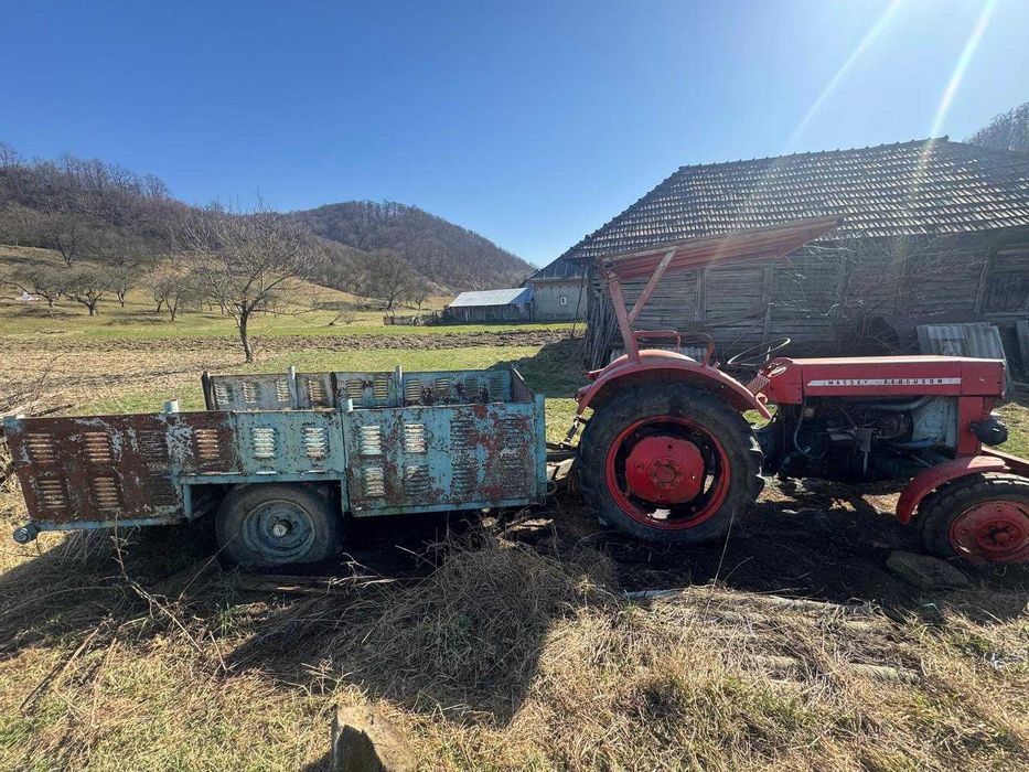 Vând tractor Masey Ferguson cu remorca