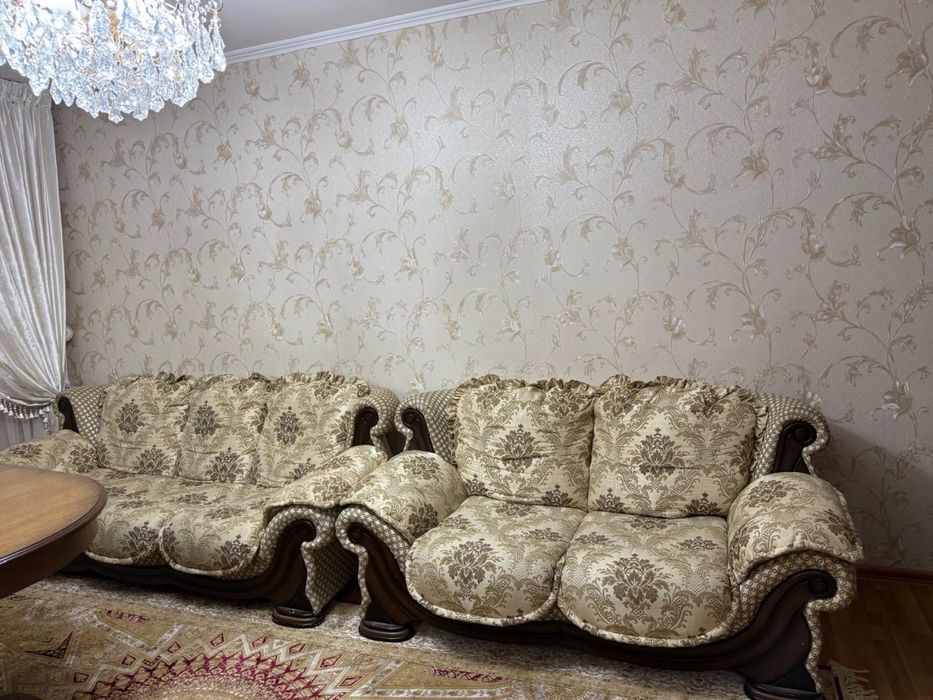 Продается диван для гостиной