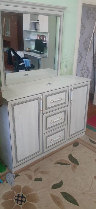 Трюмо сатылады..