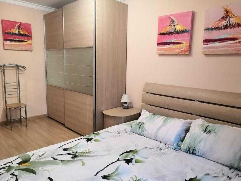 Дава се под наем Тристаен апартамент в Бургас, Център - 74 кв.м за 816 € - Снимка #7