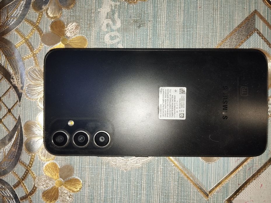 Telefon kup ishlatilmagan hali yangidek. Karobka dokument hammasi bor.