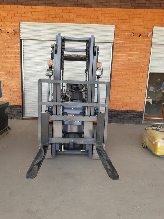 Вилочный погрузчик 3.8 тонны высота подъёма 3 метра