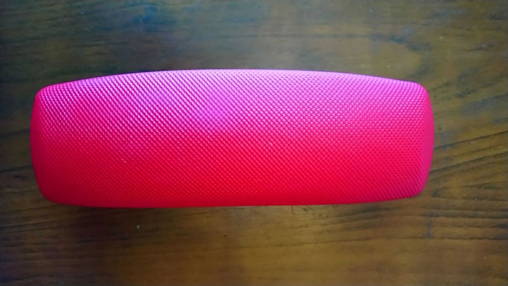 Кутия за очила червено - черна.