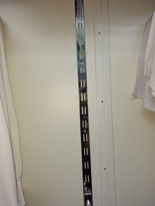 Продам профиль 2м для вешалок