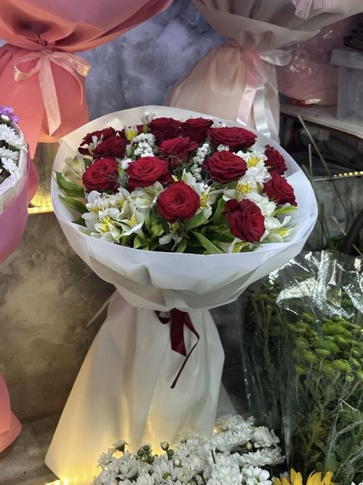 toshkent gullari Atirgul oq qizil roziviy tabiy buket