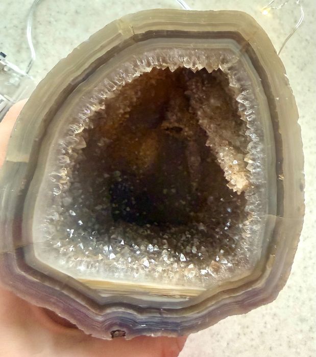 Естествена геода от ахат с кристална друза