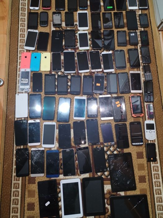 Telefoane pentru piese lot 100 buc+ placi de baza