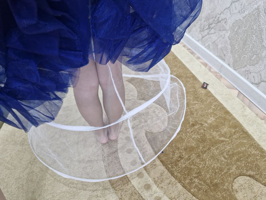 продам платья на девочку