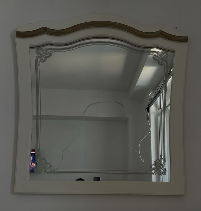 Камод пен айна. Mirror