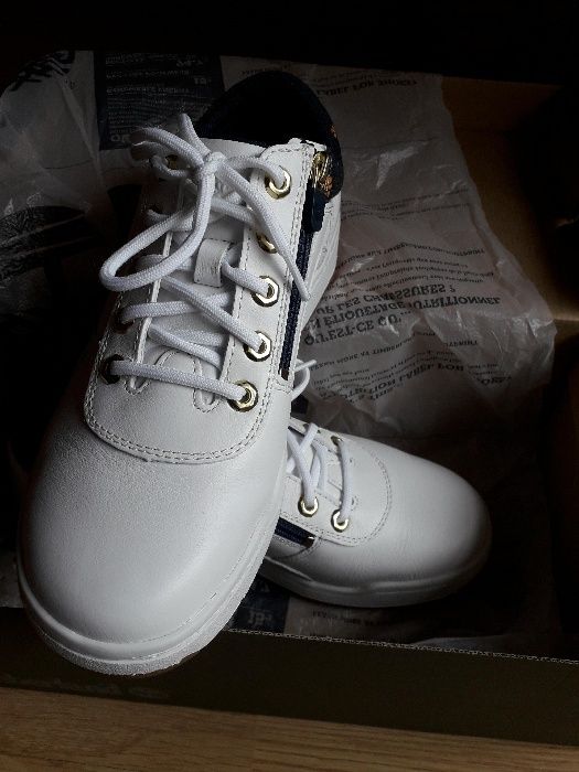 Vând adidaşi NOI din piele naturală Timberland nr 41,5