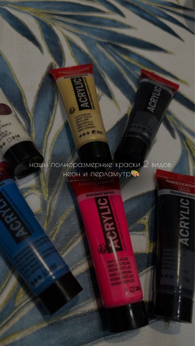 Отпечаток рук на холсте