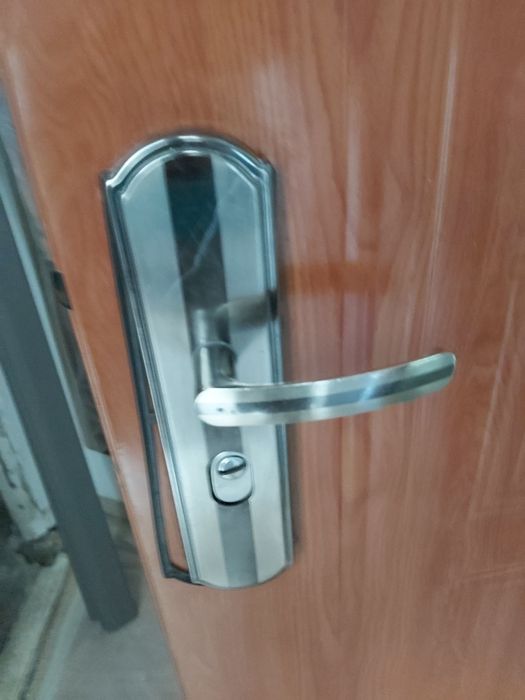 Vând urgent ușa de metal intrare în apartament in Cluj-Napoca