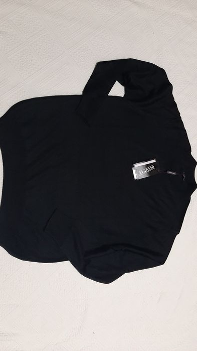Pulover marimea XL nou cu eticheta de culoare negra