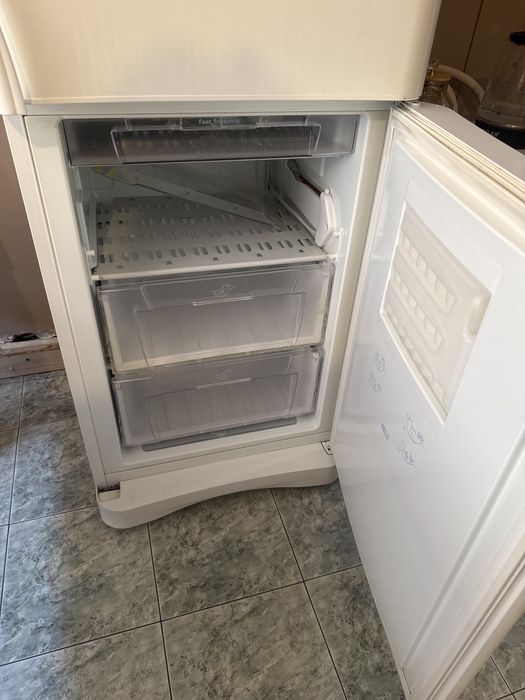 Холодильник Indesit