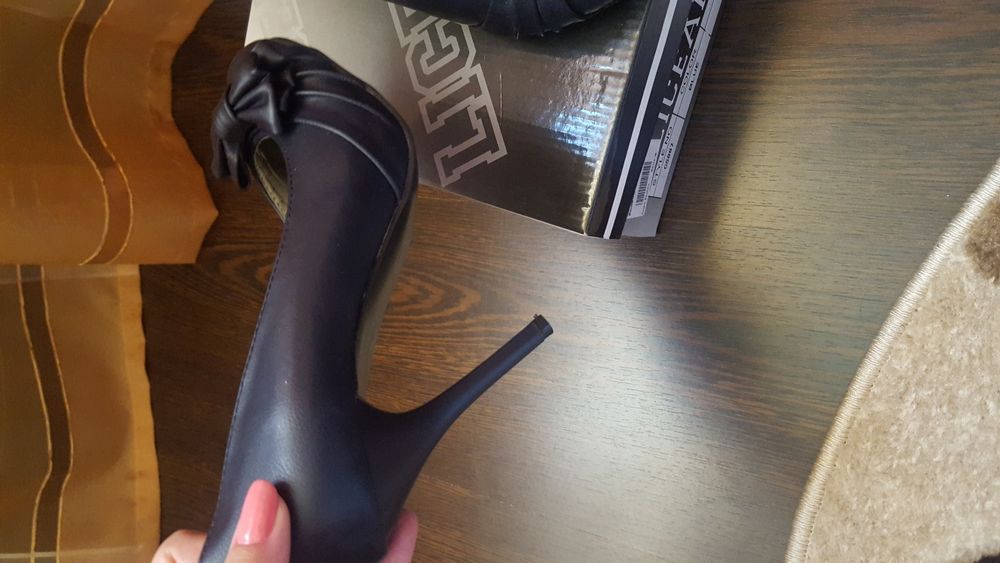 Pantofi bleumarin cu toc cui, noi