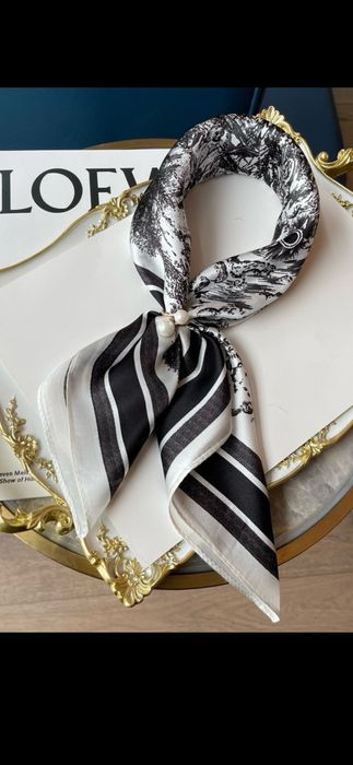 Eșarfă Christian Dior, 100% mătase, 70x70cm, preț fix