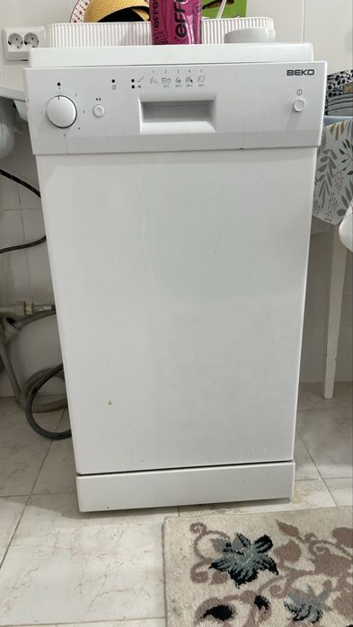 Белая посудомоечная машина