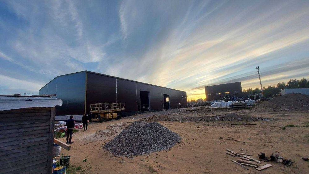 Sanoat bino, fabrika, angar.  Metall konstruktsiya va sendvich panel.