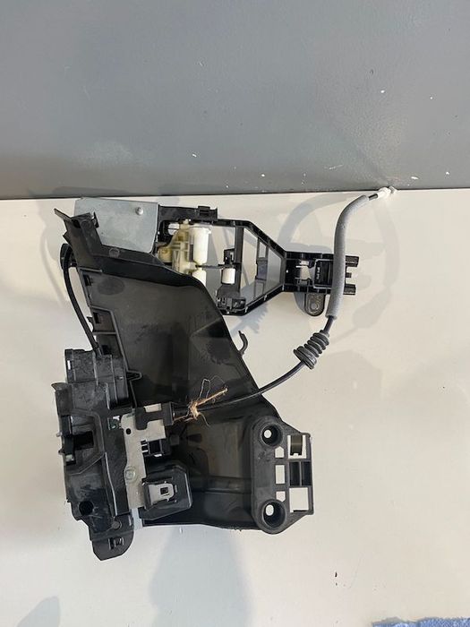 Broasca suport maner usa fata stanga VOLVO XC60 S60 V60 S90 XC40 XC90 V90 31349894 31416244