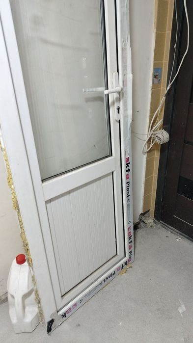 B/U Akfa rom eshik olamiz