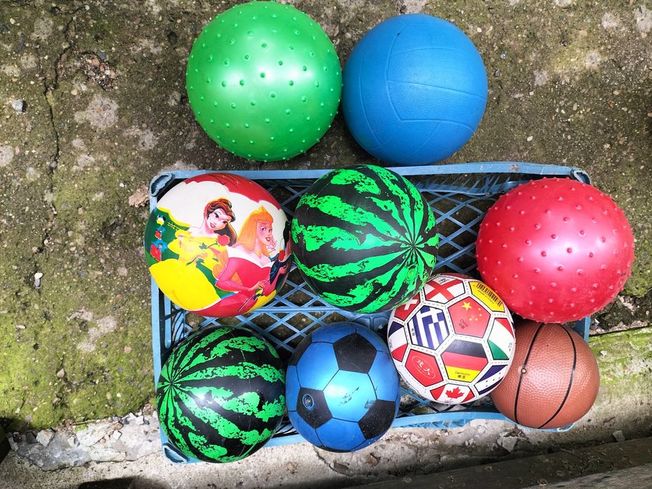 Продам спортивные мячи разные.