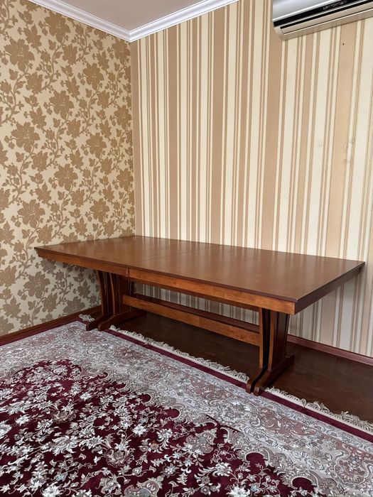 Продается дубовый стол на 12-15 персон.