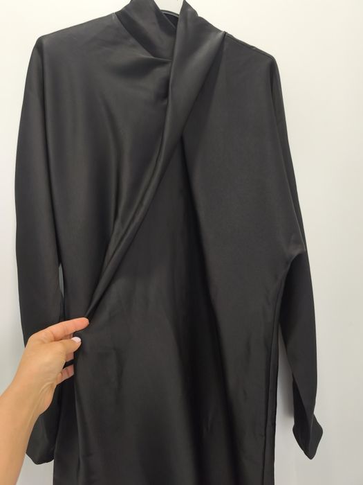 H&M елегантна рокля с плохи на деколтето р-р С