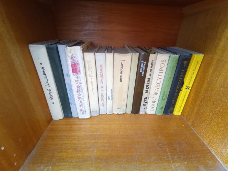 Продается библиотека в отличном состоянии
