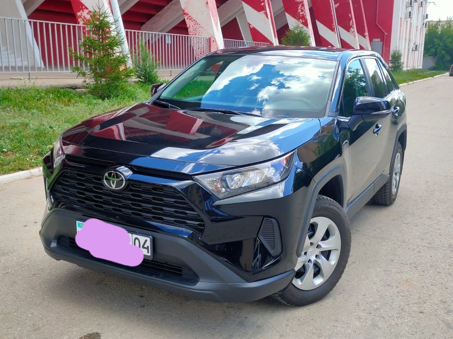 Автомобиль Toyota RAF4